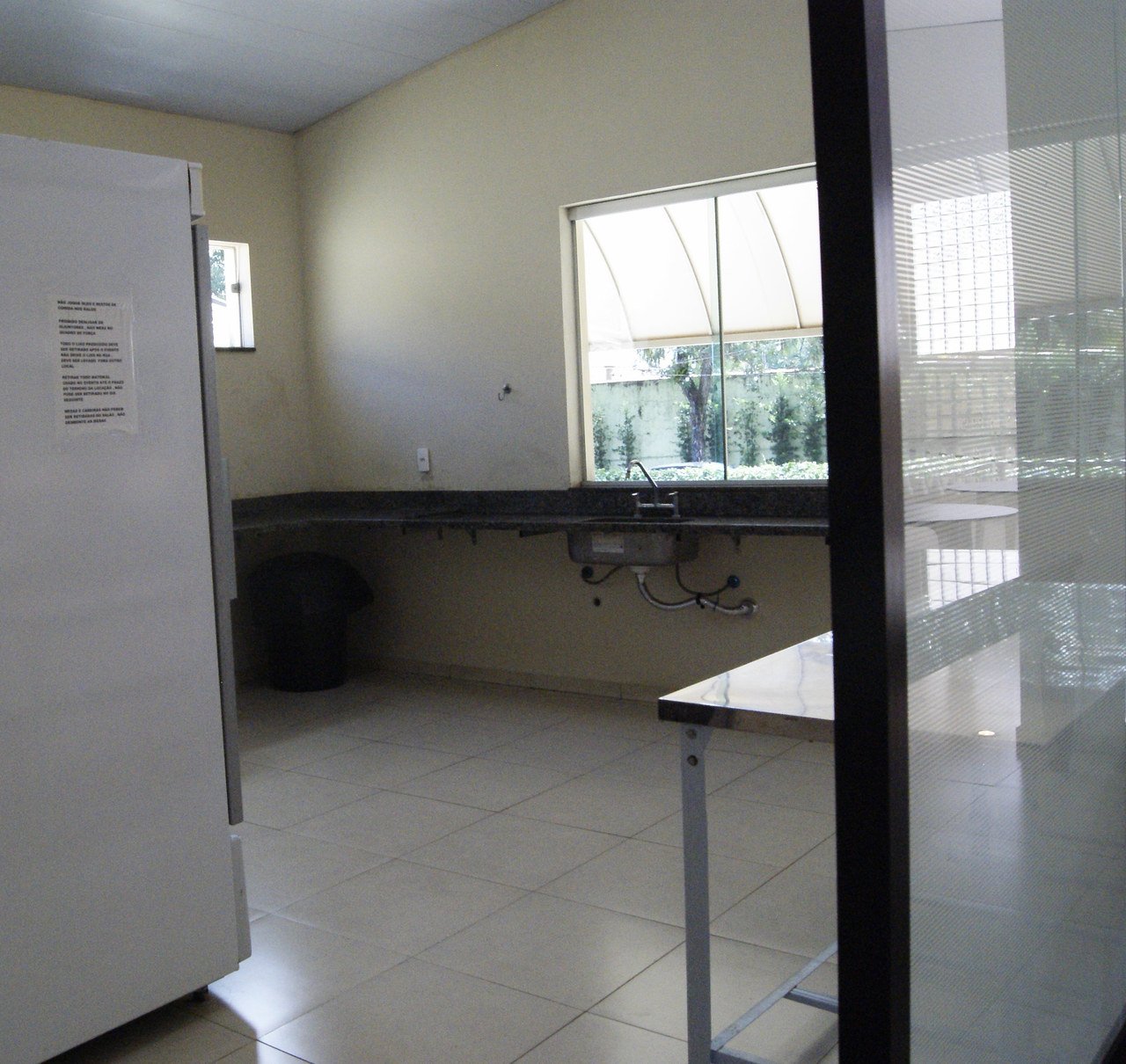 Cozinha de apoio integrada aos ambientes do Espaço Kivile