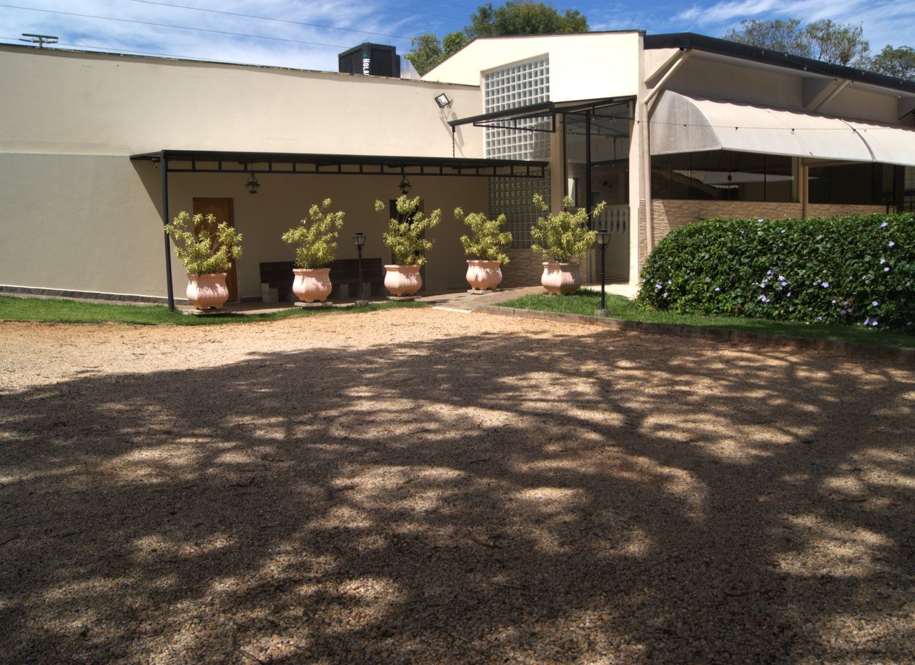 Vista da área de estacionamento do Espaço Kivile