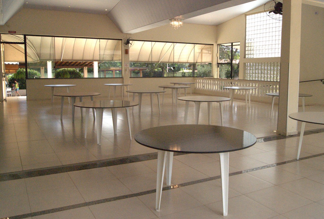 Mesas montadas no salão do Espaço Kivile