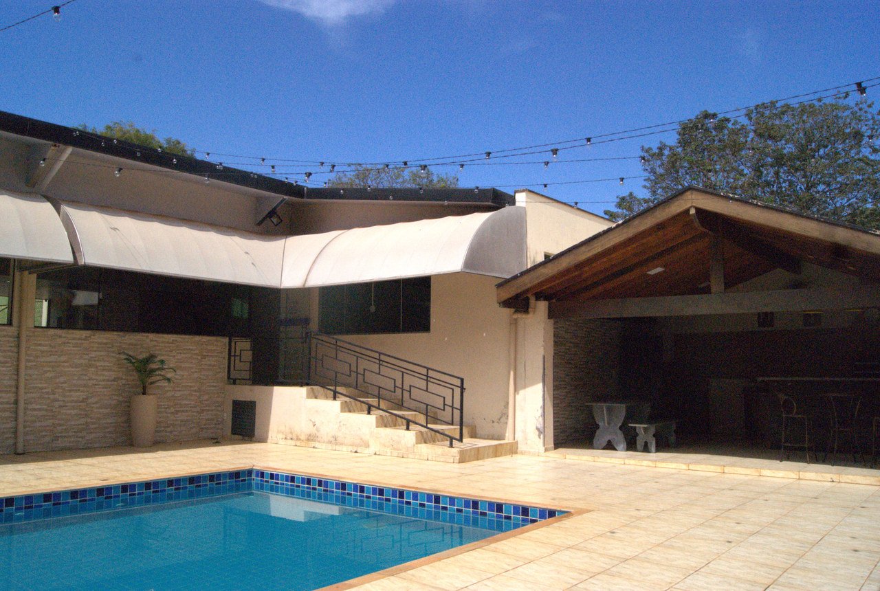 Piscina e área externa do Espaço Kivile