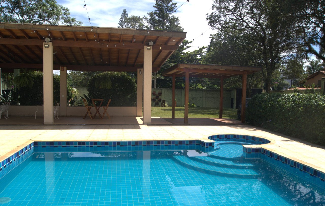 Piscina do Espaço Kivile junto ao pergolado