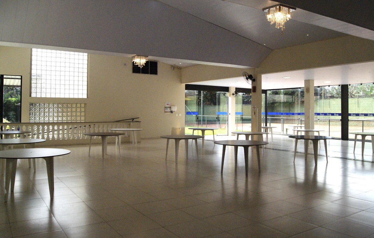 Vista interna do salão principal do Espaço Kivile